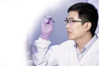 却着眼全球竞争,从美国,日本著名高校和制药公司引进了李宏宇,徐志刚